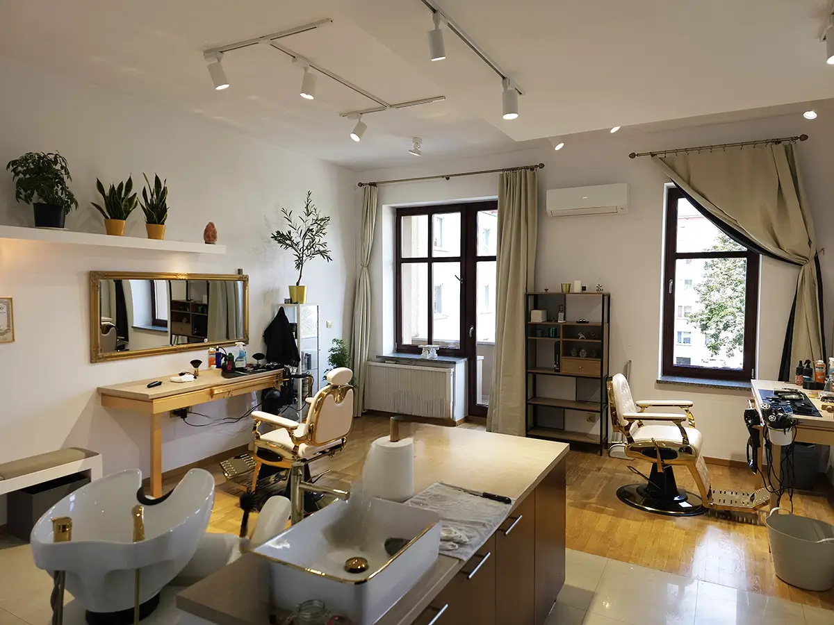 Wnętrze ukazujące salon barberski we Wrocławiu